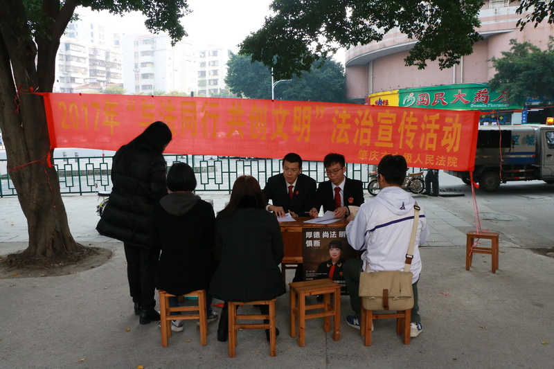 普法志愿者耐心地为群众解答法律疑难.jpg